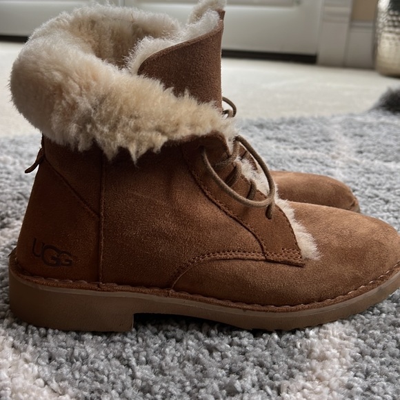 UGG Quincy Women’s Twinface Sheepskin Lace Up Booties - Size 7 - Picture 2 of 16
